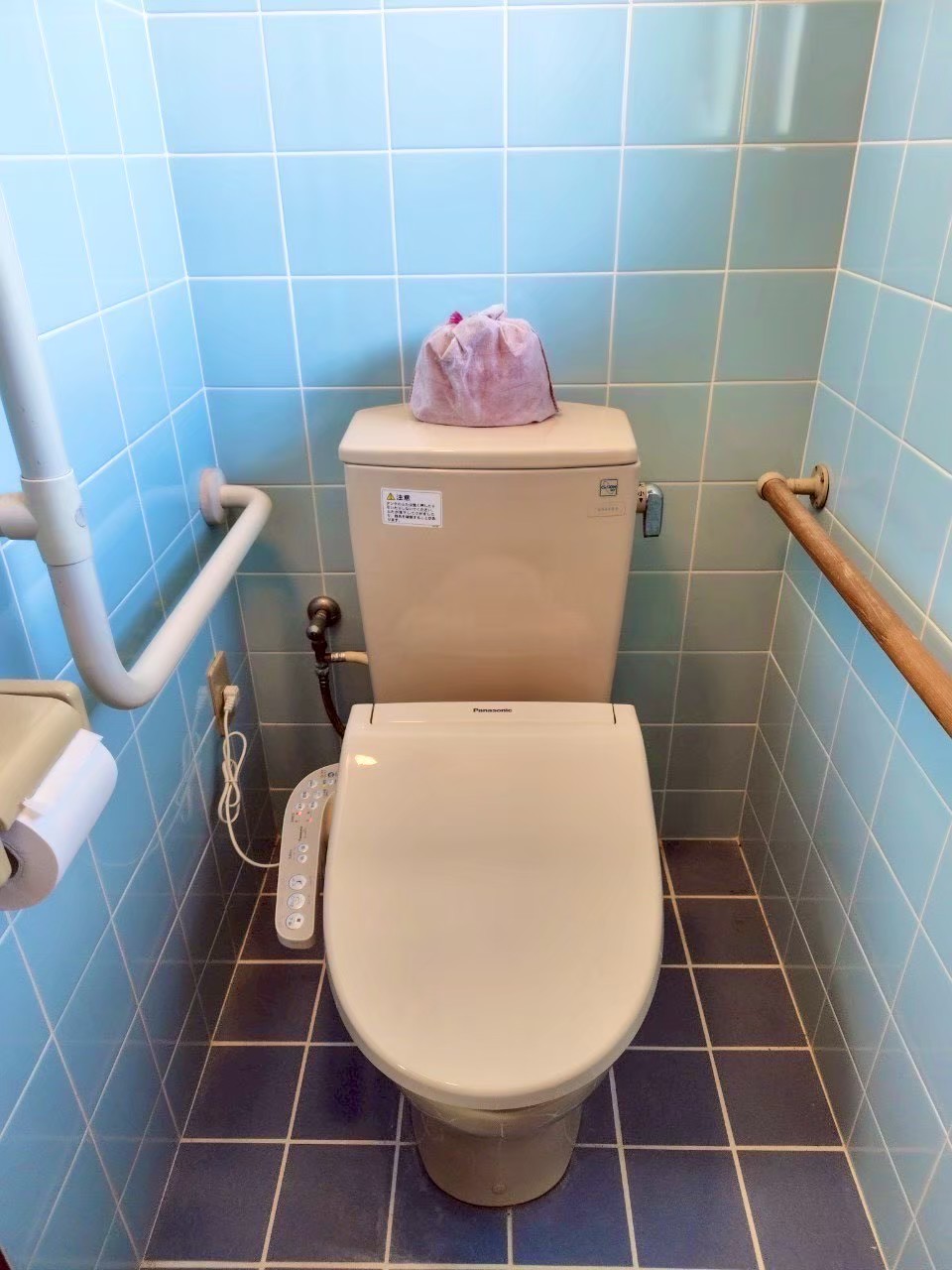 手すりのあるトイレ