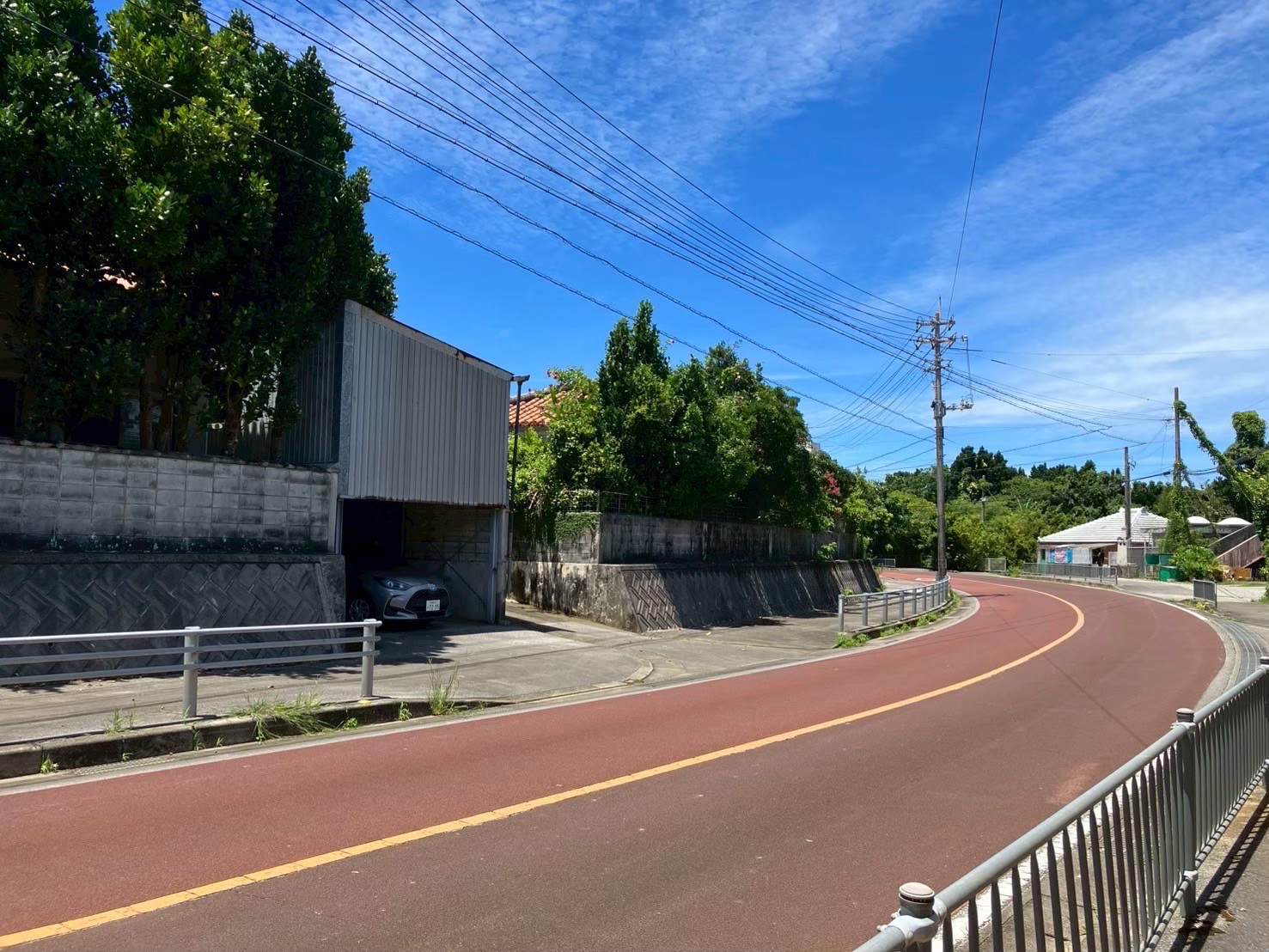 道路と建物の外観