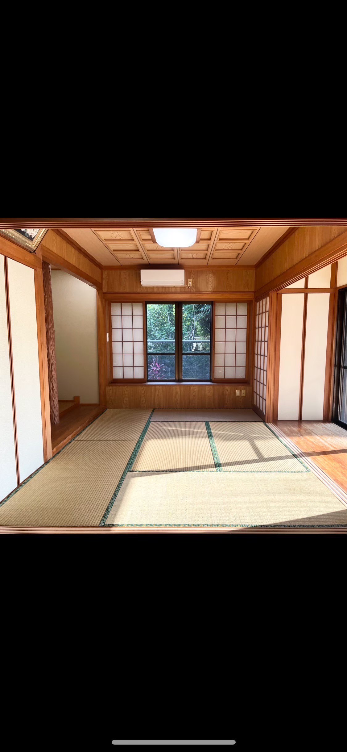 光が差し込む和室