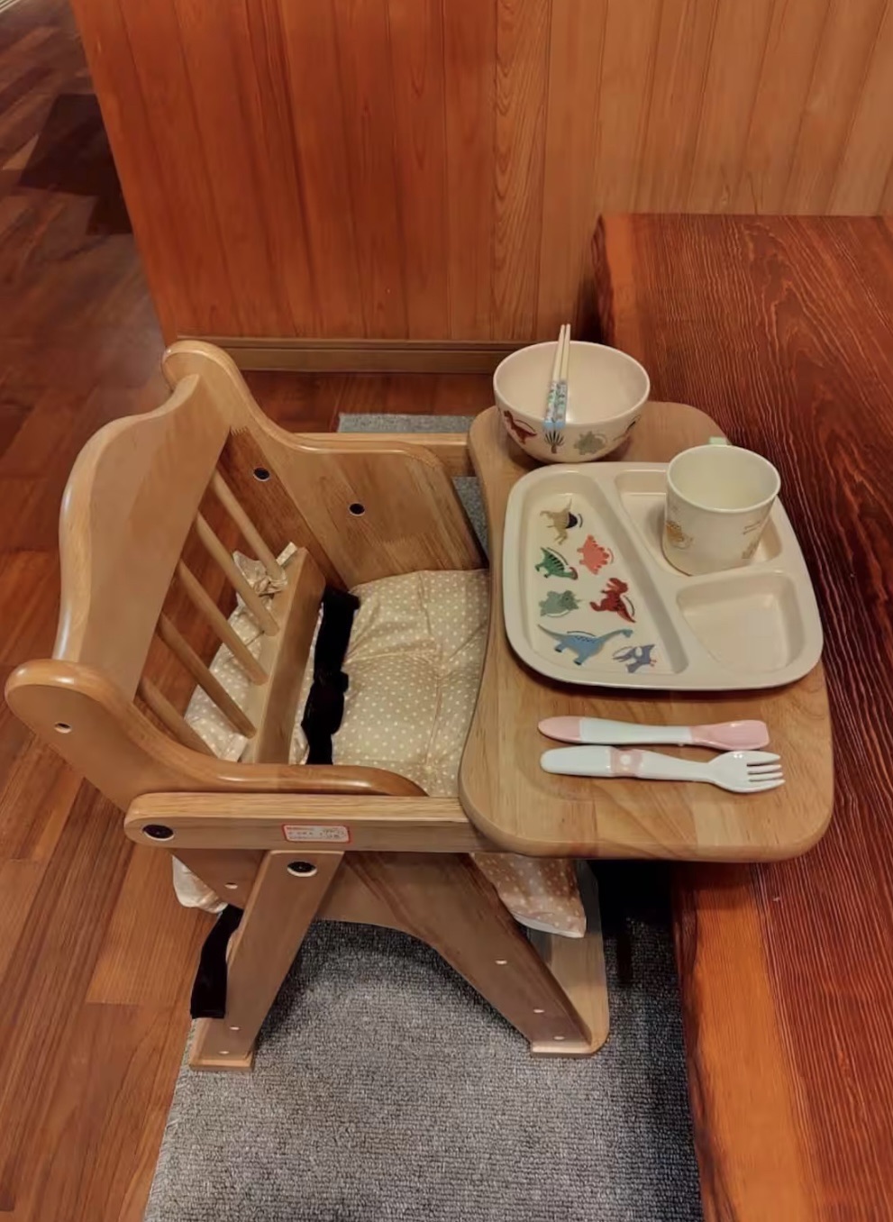 ベビーチェアと子ども用食器